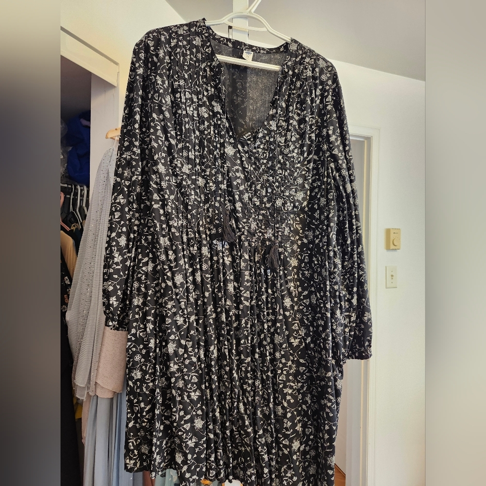 Old Navy Black and White Floral Long Sleeve Dress